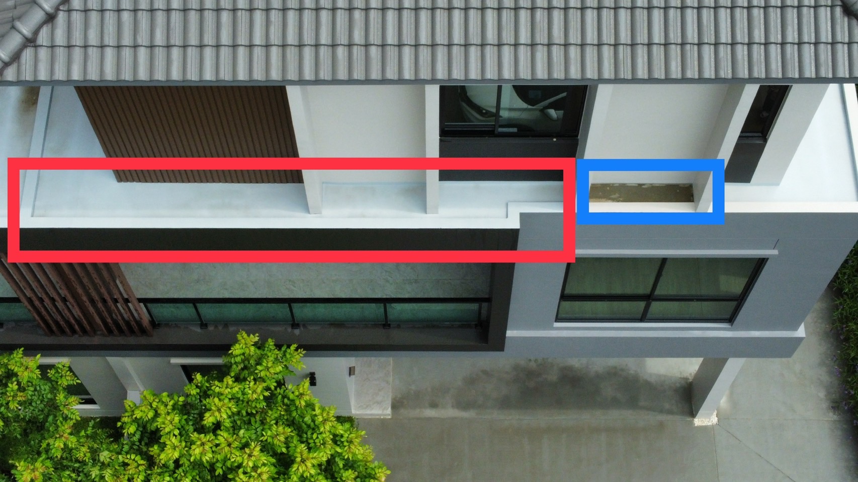 ภาพตัวอย่างงานจริง : พื้นกันสาด ค.ส.ล. ควรขัดผิวและควรทากันซึม(วงฟ้า) และแก้ไขน้ำขังบนพื้นกันสาด ค.ส.ล.(วงแดง)